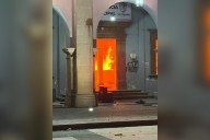 Incendian ayuntamiento de Apatzingán en protesta por asesinatos de Carlos Manzo y Bernardo Bravo