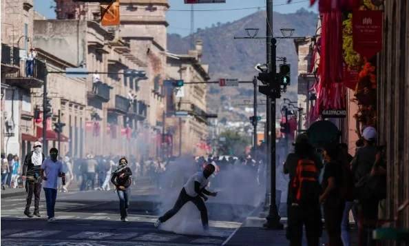 Marchan por segundo día en Morelia por el asesinato de Carlos Manzo