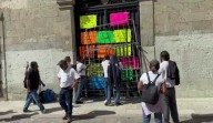Trabajadores del IEBO cierran Palacio de Gobierno en Oaxaca tras violenta protesta por despidos