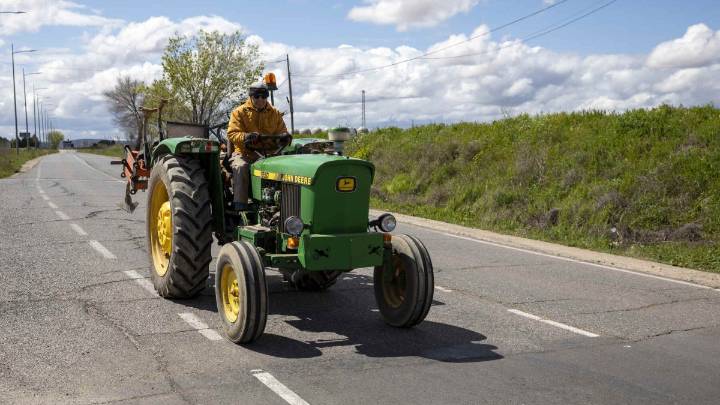 Con línea continua, ¿se puede adelantar a un tractor?