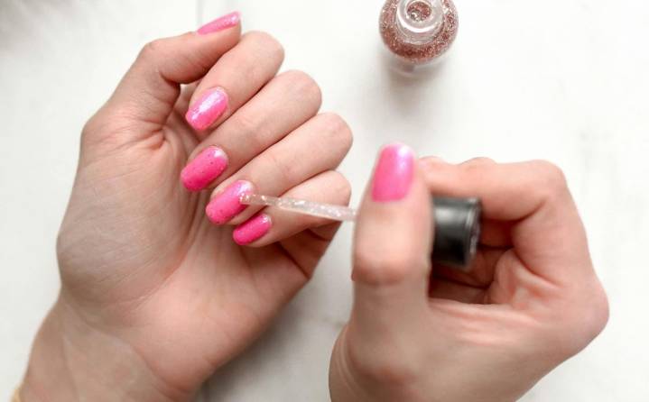 ISP ordena el retiro del mercado de más de 30 esmaltes de uñas por sustancia prohibida: ¿Cuáles son?