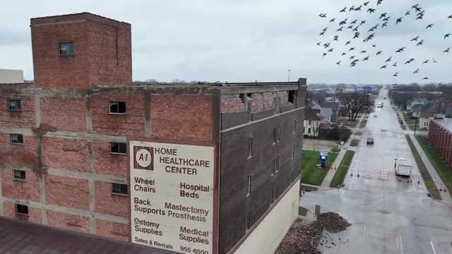 City moves quickly after unsafe Fort Dodge building sheds large section of facade