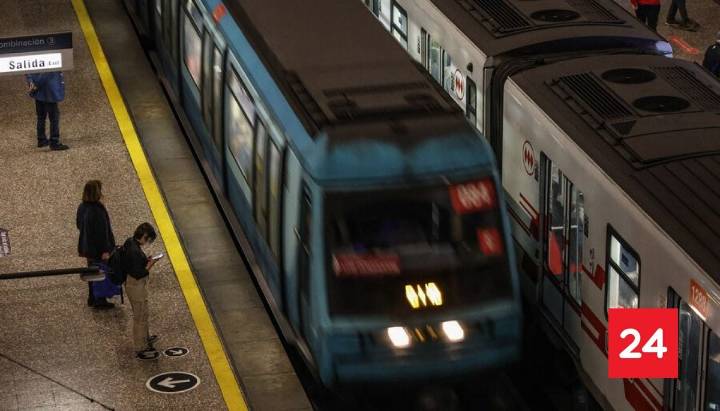Metro de Santiago cierra estaciones en Línea 1 por persona en las vías