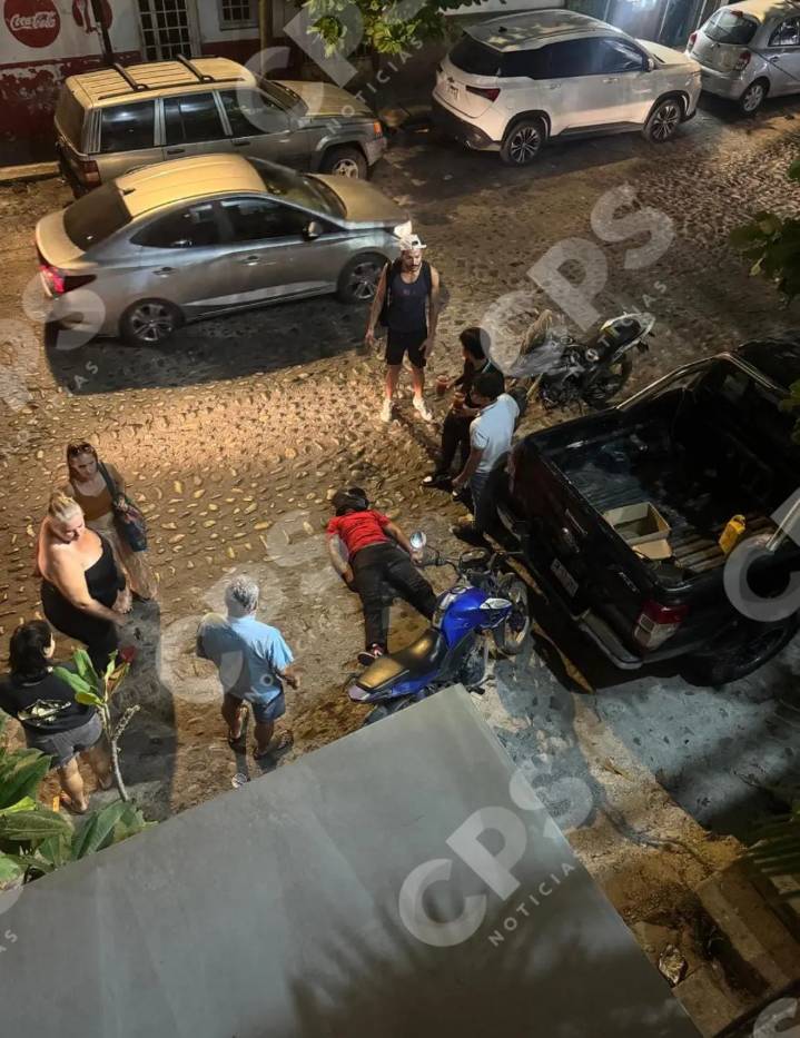 Motociclista derrapa y choca con camioneta