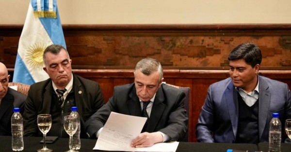 Álvarez: "Este es uno de los mejores acuerdos firmados en el país"