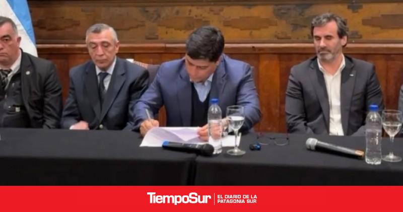 El Calafate El Gobernador Claudio Vidal firmó decreto que habilita la entrega de las ex áreas de YPF a nuevas operadoras
