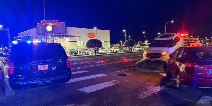 2 hurt in 3-car crash in Gresham