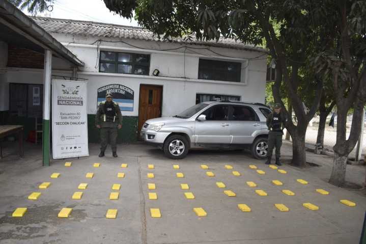 Intentaron pasar más de 46 kilos de cocaína acondicionados en un vehículo