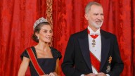 De negro y con tiara Cartier, Letizia de España causó impacto en una cena de gala en el Palacio Real de Madrid