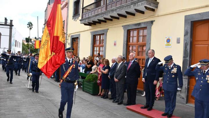 Un centenar de civiles jura la bandera en Firgas