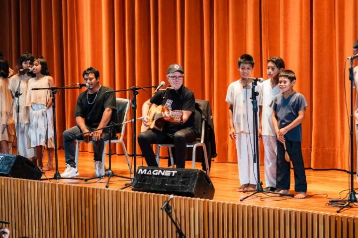 León Gieco interpretó Solo le pido a Dios en guaraní y espera recibir el título Doctor Honoris Causa