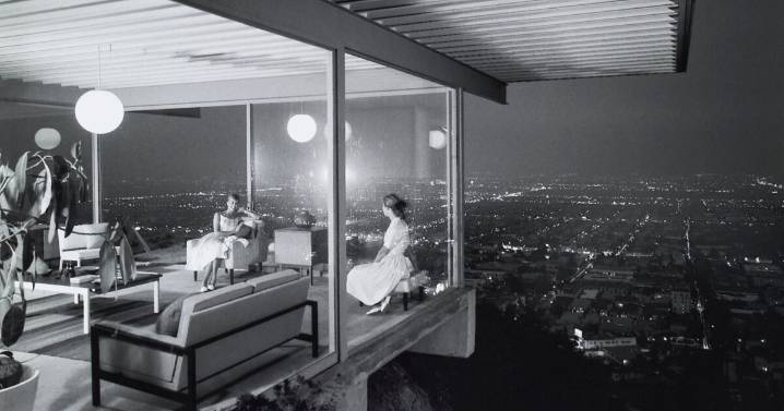 The Stahl House is on the market for the first time ever. See it in its original light