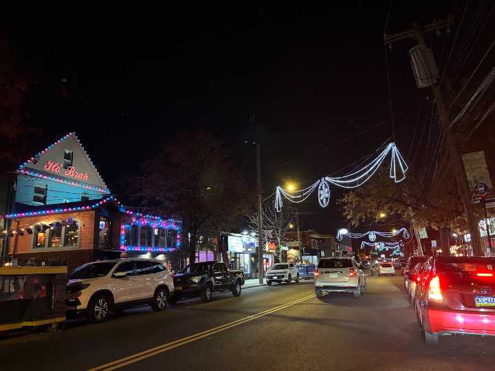 Forest Avenue celebrates 20 years of holiday magic with annual Holiday Stroll
