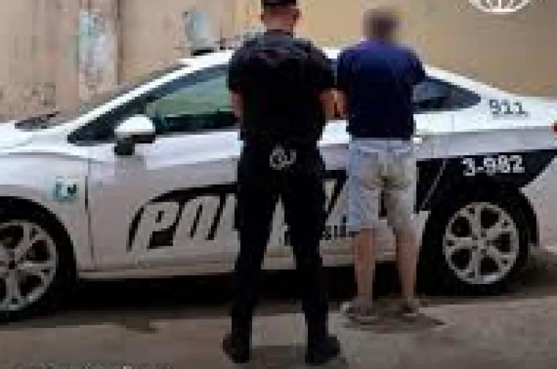 Detienen a un hombre que filmaba a menores en una cafetería y se resistió a la Policía