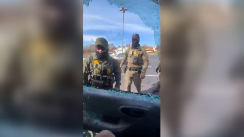 Agentes federales rompen la ventanilla de una camioneta y detienen a un hombre con una identificación REAL ID