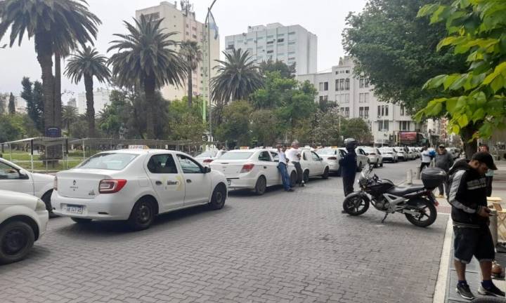 Taxistas insisten ante los concejales por la "ordenanza Uber"