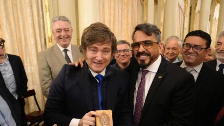 Inédito: Milei encabezó un acto por el Día de las Iglesias Evangélicas En el marco del Día de las Iglesias Evangélicas, Javier Milei recibió a los líderes de la Alianza que las agrupa y participó de u