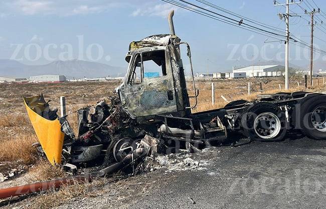Consumen llamas tractocamión en libramiento Óscar Flores Tapia