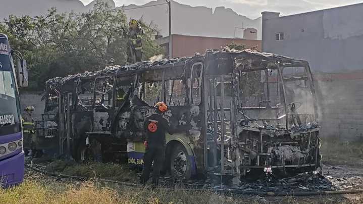 Camión de la Ruta 400 se Incendia Tras Presunta Falla Mecánica en Santa Catarina, Nuevo León