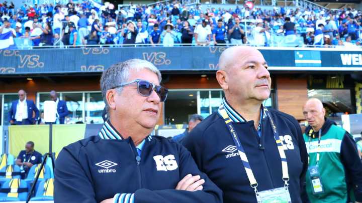 El 'Bolillo' Gómez encontró un salvavidas en medio de la crisis y se quedó como DT de El Salvador: Bukele lo defendió tras la eliminación del Mundial