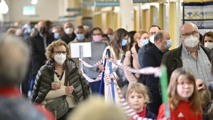 Hasta una hora de espera para vacunarse de la gripe sin cita previa en Zaragoza: "Hemos venido ya porque el año pasado el niño la cogió y no se pudo vacunar"