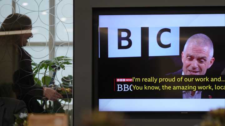 El director general de la BBC pide al personal de la cadena británica "luchar" por el periodismo que hacen