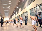 Deportados a mega cárcel acusan tortura; informe de Human Rights Watch