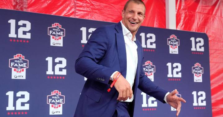 Gronkowski signs 1-day contract to retire as a Patriot