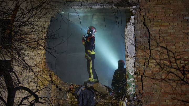 Russian attacks kill 3 as diplomatic efforts to end the war in Ukraine gain momentum