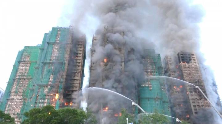 Gigantesco incendio afecta a edificio residencial en Hong Kong: Hay personas atrapadas