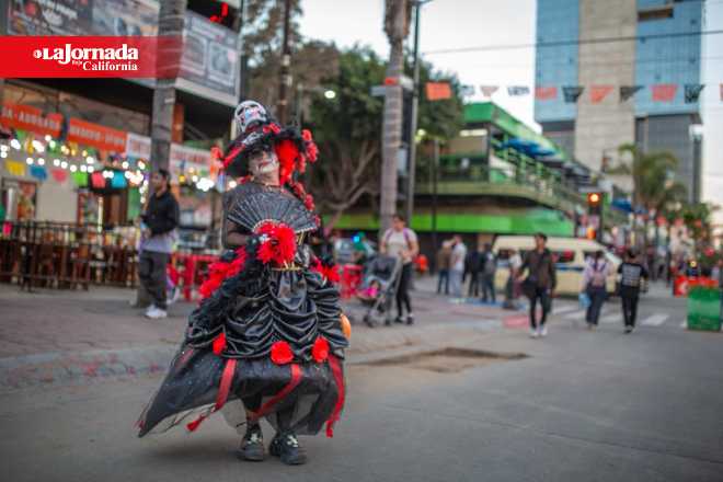 Miles de familias celebran Halloween en Avenida Revolución de Tijuana