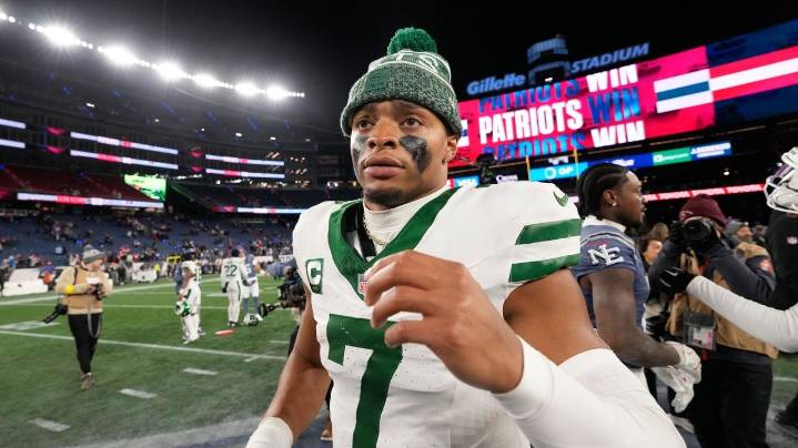 Jets coach Glenn must decide to sit Justin Fields against Ravens