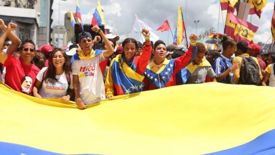 Estudiantes universitarios marchan en Caracas para conmemorar su día