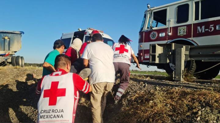 Tractocamión de doble remolque vuelca con carga de harina de soya en La Laguna