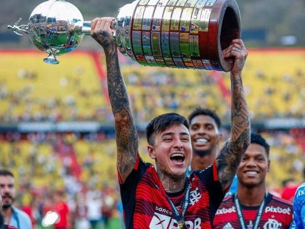 La increíble marca que alcanzó Erick Pulgar tras ganar la Copa Libertadores