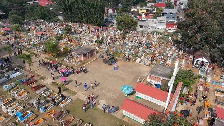 Entre basura y aroma a cempasúchil, familias visitan a sus difuntos en cementerios de Córdoba