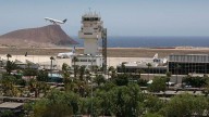 Agentes de la Policía Nacional evitan que una mujer se arroje al vacío desde una pasarela del aeropuerto de Tenerife
