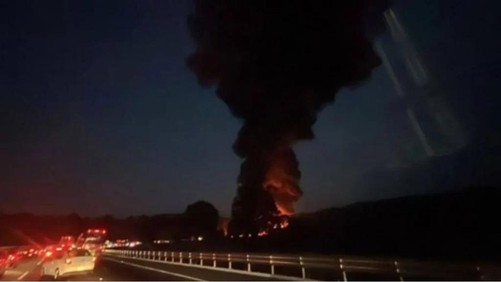 Vuelca y se incendia pipa en la autopista México