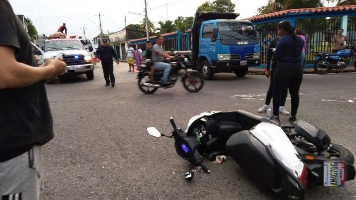Leve roce con un carro la envió al hospital