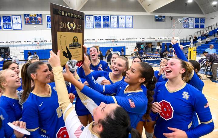 Santa Margarita girls volleyball tops West Ranch in battle for Division 2 title