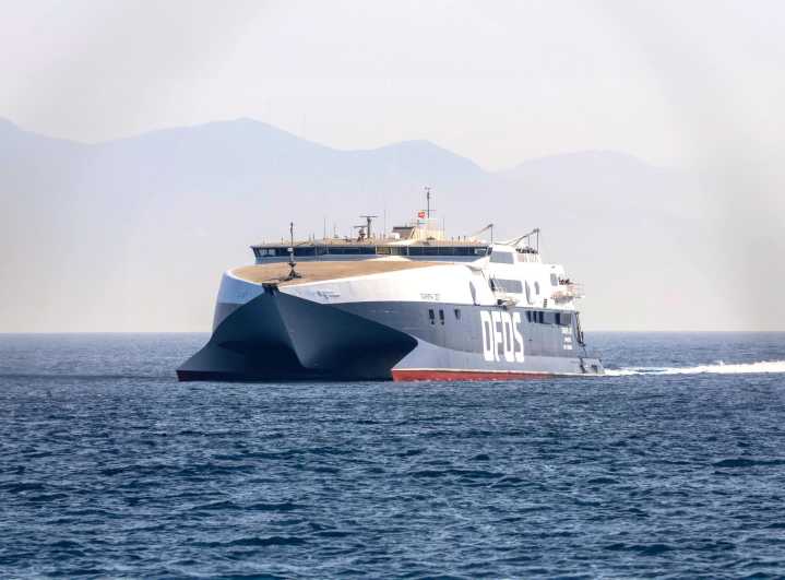 DFDS espera ganar 67 millones en 2026 con la compra del negocio de Armas Trasmediterranea en el Estrecho de Gibraltar