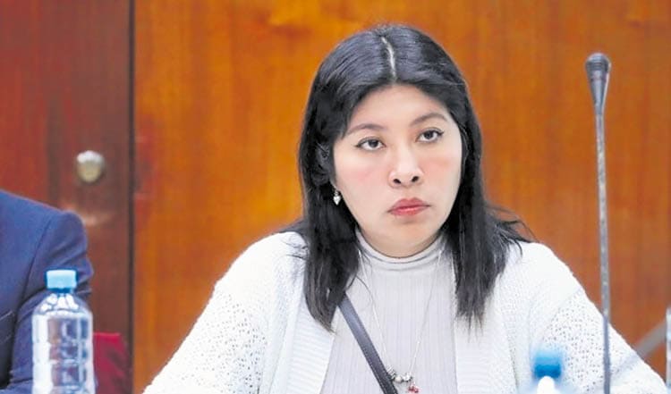Betssy Chávez: Juez dicta prisión preventiva y ordena captura internacional mientras Congreso la inhabilita por 10 años