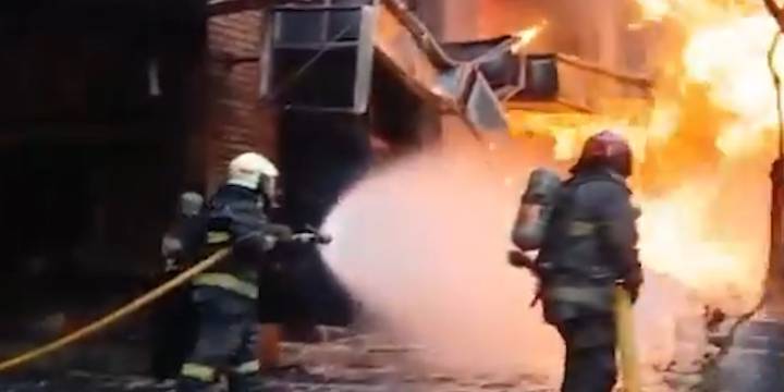 Una fuga de gas provocó un incendio con llamas de 12 metros en Caballito: Bomberos intentan contener el fuego