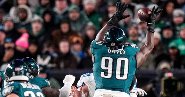 Jordan Davis, Eagles defense picked up on a Jared Goff habit, used it to shut Lions down