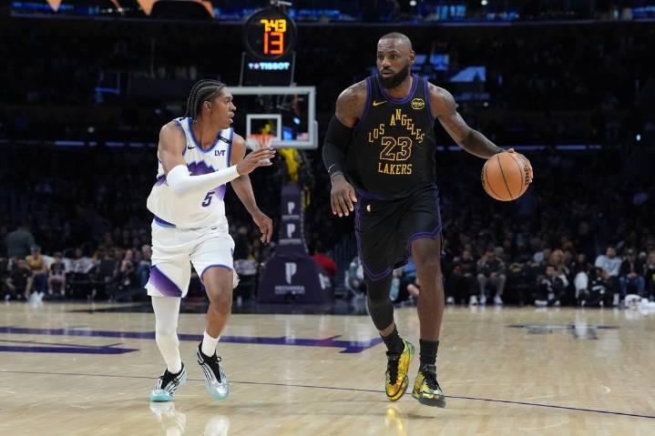 Deadspin | NBA roundup: LeBron James makes season debut in Lakers' win