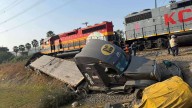 MOMENTO EXACTO en el que tren embiste tráiler en Nuevo León; descarrilamiento provoca derrame