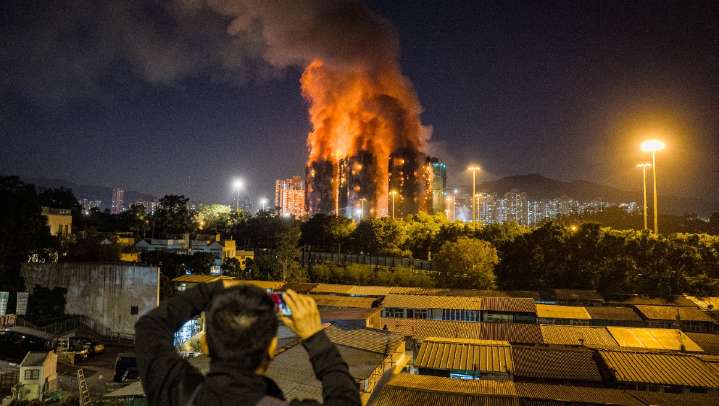 Detienen a 8 por incendio en Hong Kong