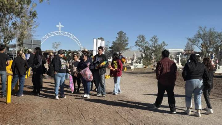 Acuden miles a panteones en Ciudad Juárez por Día de Muertos