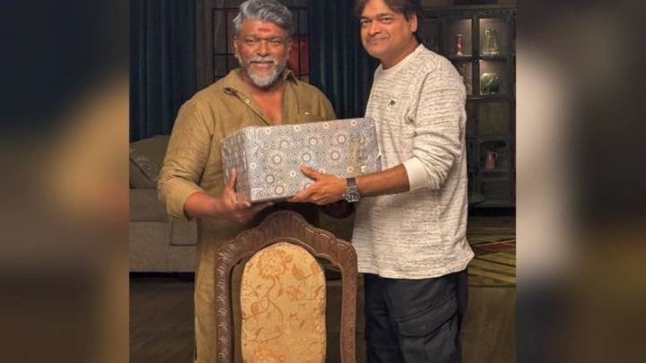 Parthiban Celebrates Harish Shankar’s Work, Gifts Memento To Ustaad Bhagat Singh Director