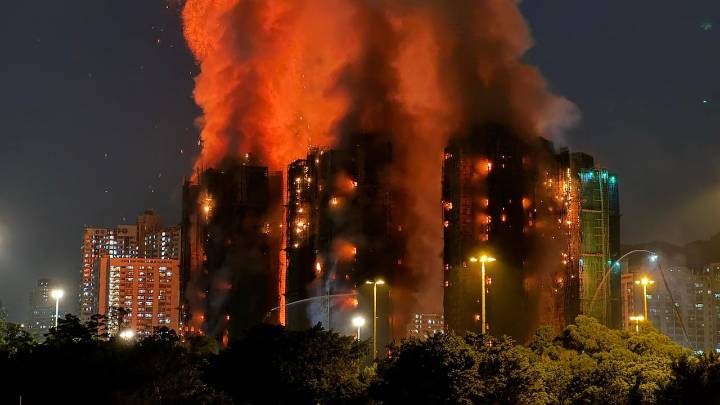 Tragedia en Hong Kong: al menos 13 personas murieron por impresionante incendio en complejo residencial